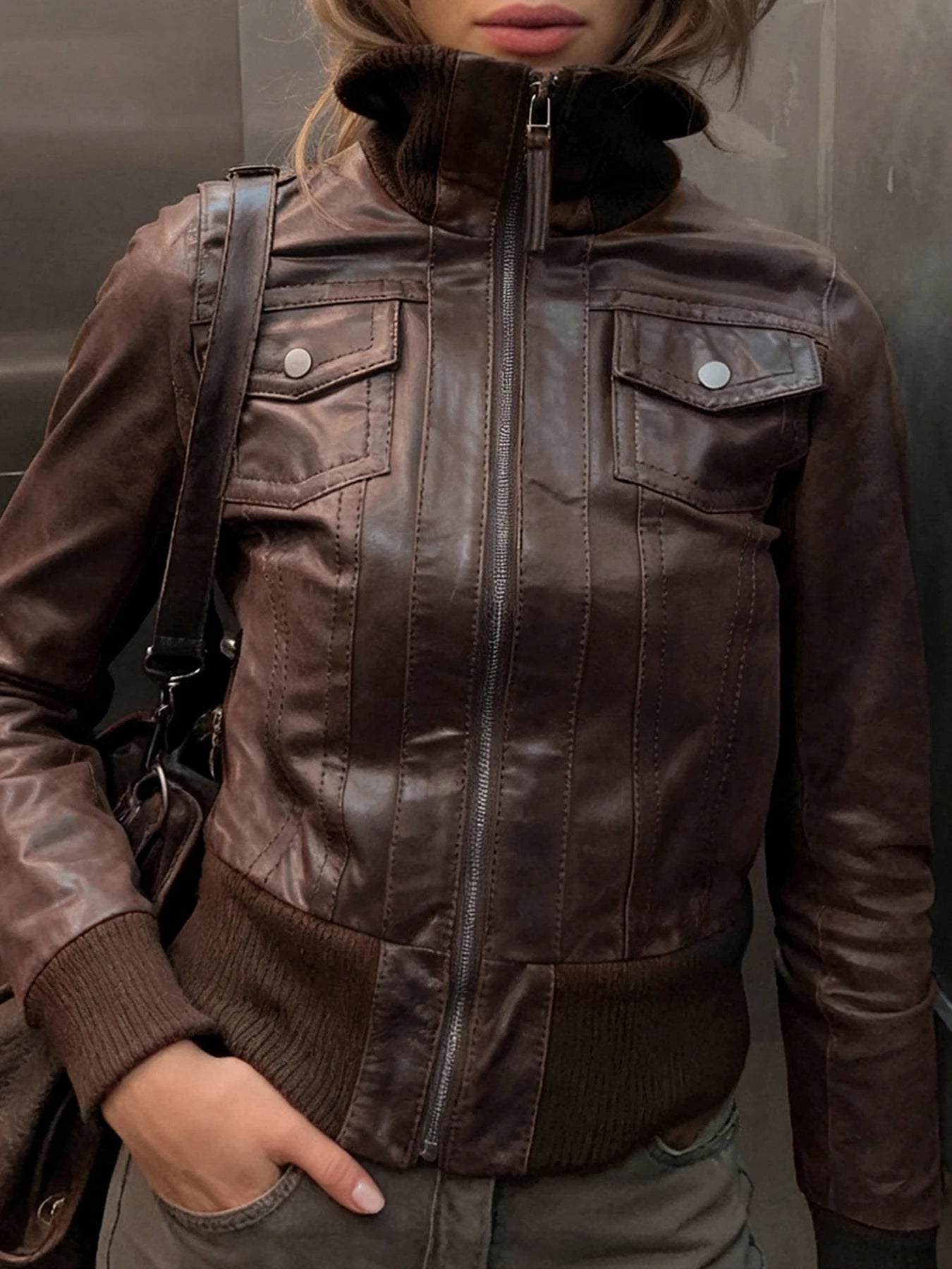Chaqueta de cuero Pu estilo Safari con bolsillos ajustados, abrigos de manga larga con cremallera y cuello alto para mujer, ropa de calle Y2K para Otoño e Invierno 2025
