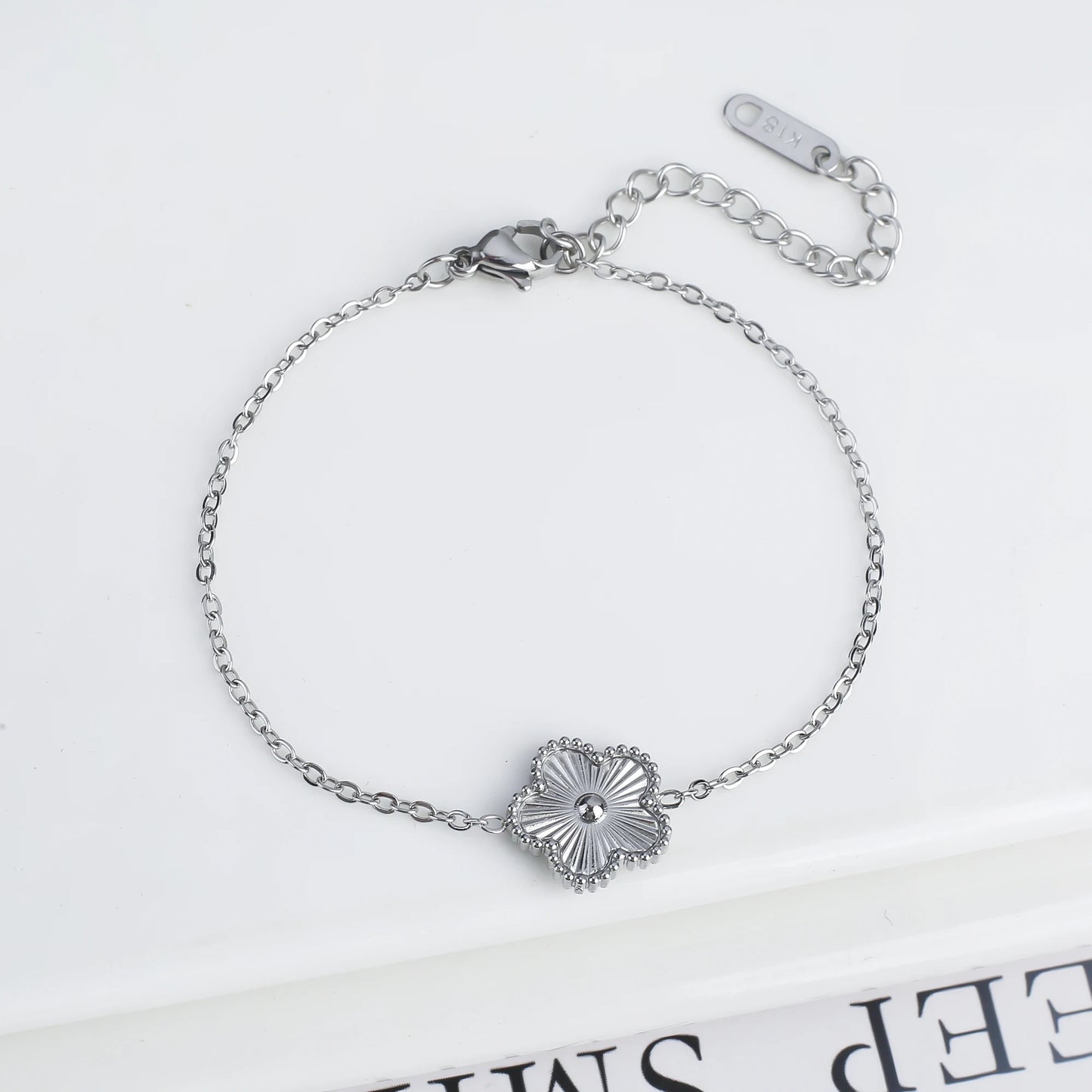 Pulsera clásica de acero inoxidable para mujer, brazalete ajustable de cinco flores, joyería de fiesta a la moda.