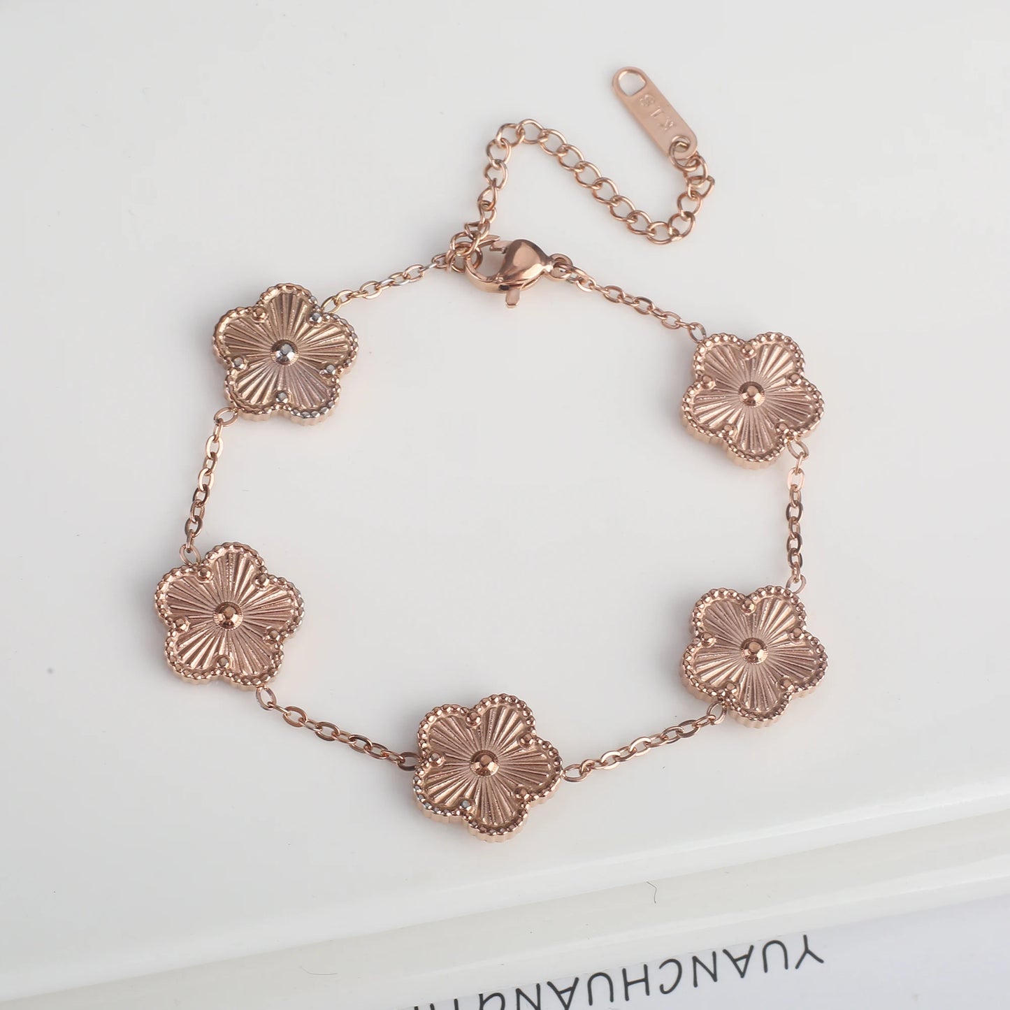 Pulsera clásica de acero inoxidable para mujer, brazalete ajustable de cinco flores, joyería de fiesta a la moda.